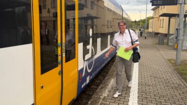 Bundestagsabgeordneter Michael Kellner besucht den Klimabahnhof Küstrin-Kietz: Einblicke in Klimaanpassung und deutsch-polnische Zusammenarbeit vor Ort