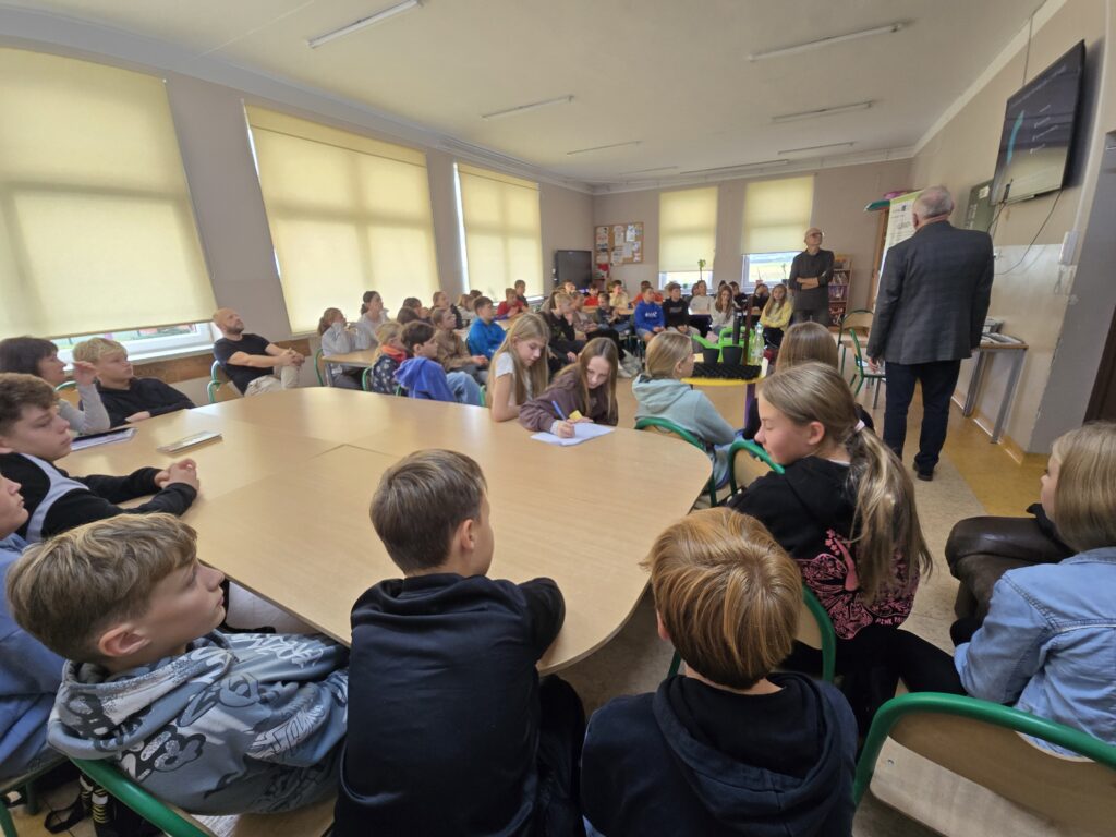 12-Jährige Kinder, die an einem Workshop zum Thema Wasserrückhalt in der deutsch-polnischen Grenzregion teilnehmen.